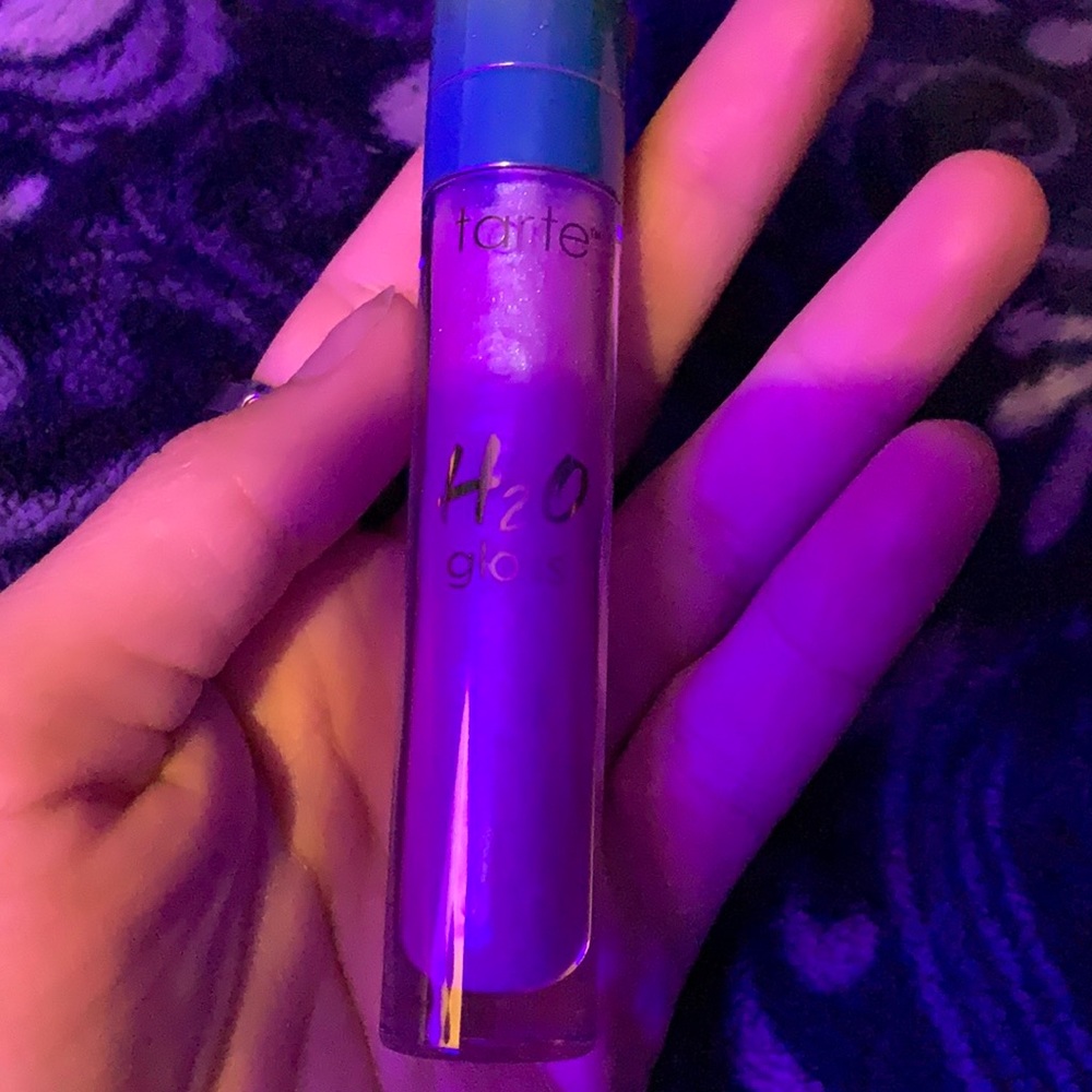 Shiny lip gloss